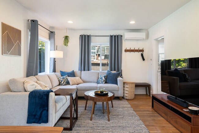 Foto del edificio - 811 NE 63rd St