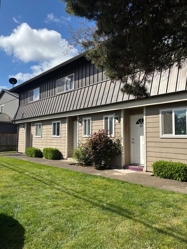 Foto del edificio - 1ST  FULL  MONTH'S  RENT  FREE    Pet-friendly Townhouse Near Parks and Downtown Newberg