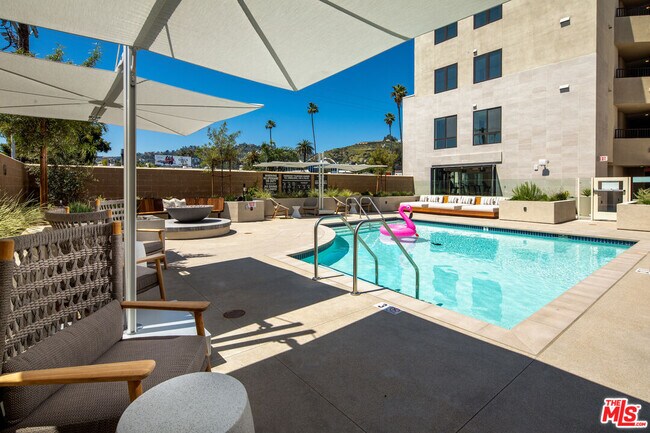 Foto del edificio - 7566 Sunset Blvd