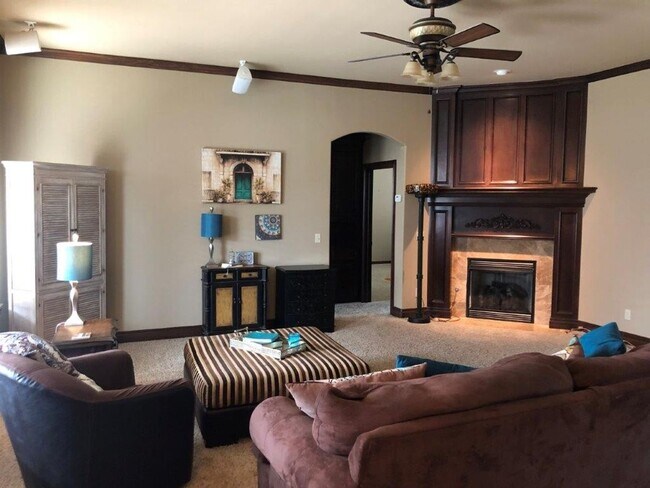 Building Photo - 4 bed 2 bath 3 car located in the Beautifu...