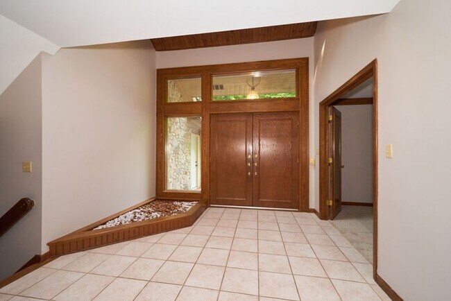 Building Photo - Magical 3 Bedroom in Tranquil Normandy Farms