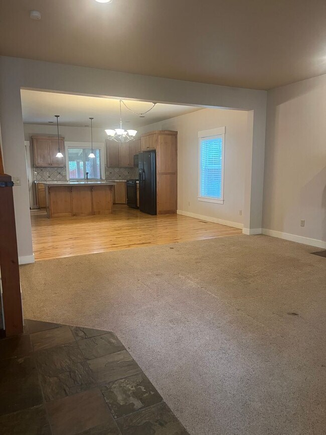 Building Photo - Beautiful two story home with 3 bedrooms a...