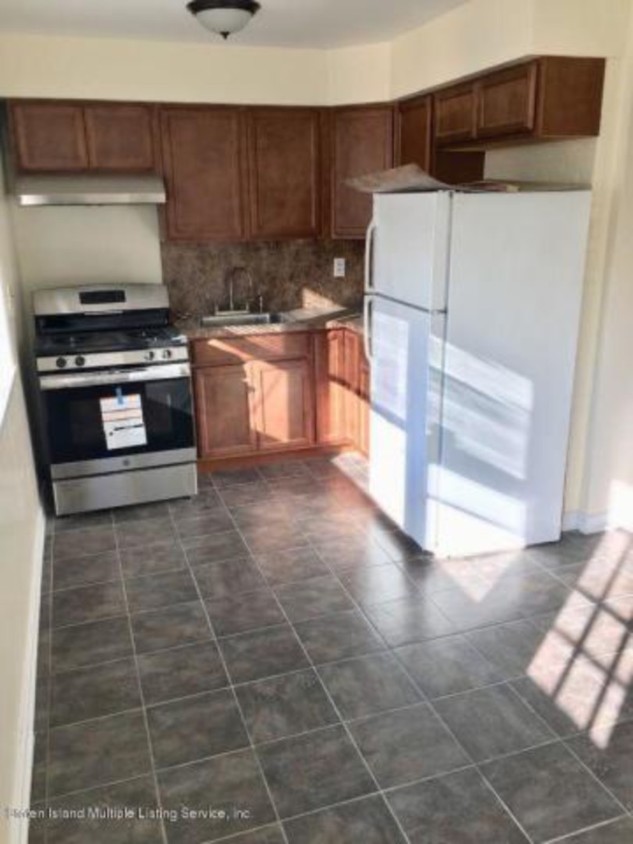 Building Photo - 380 Flagg Pl