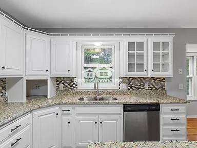 Building Photo - Location, Location! 4 bedroom, 3 bathroom ...