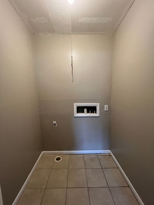 Building Photo - Available Now 3 bedroom 2 bathroom 1 car garage!