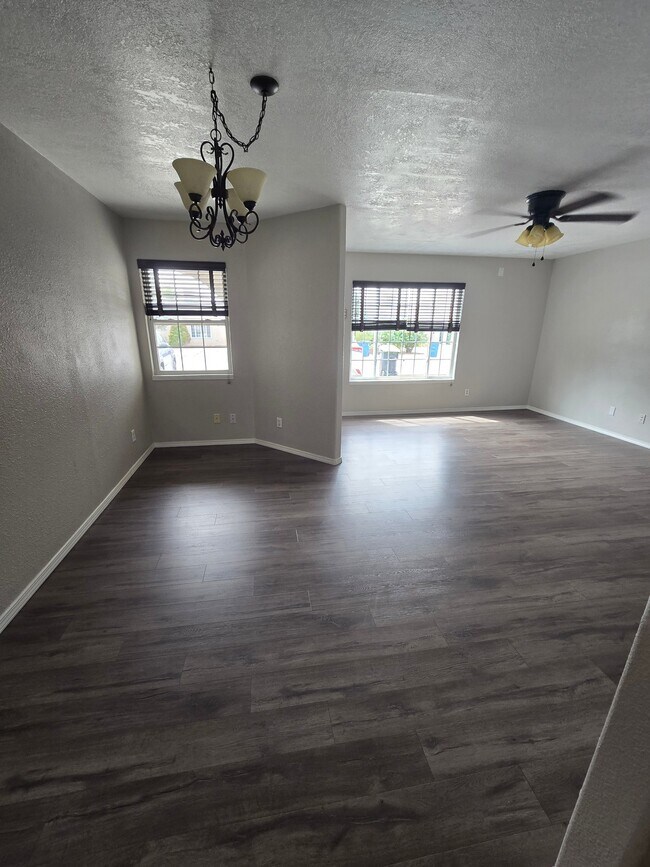 Building Photo - 801 UNIT9 Hacienda Ln