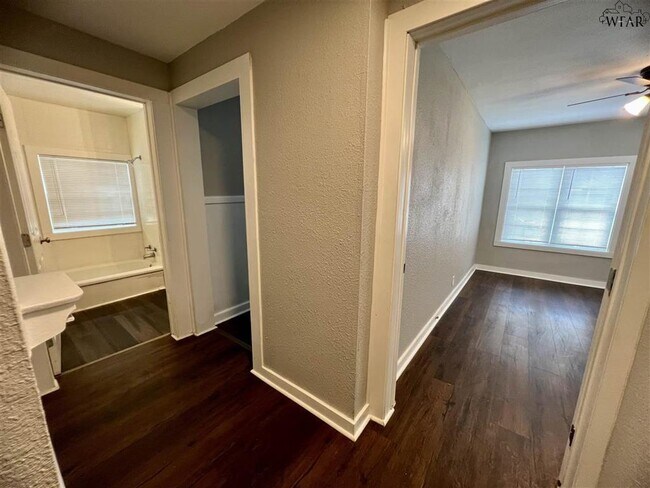 Building Photo - 1202 Austin St