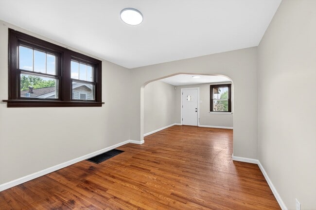 Building Photo - 304 Bayless Ave