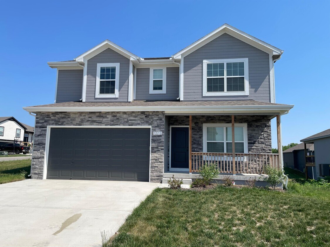 1116 SW Crabtree Cir, Oak Grove, MO 64075 House Rental in Oak Grove