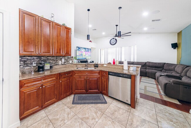 Building Photo - 8811 Tropical Palm Dr