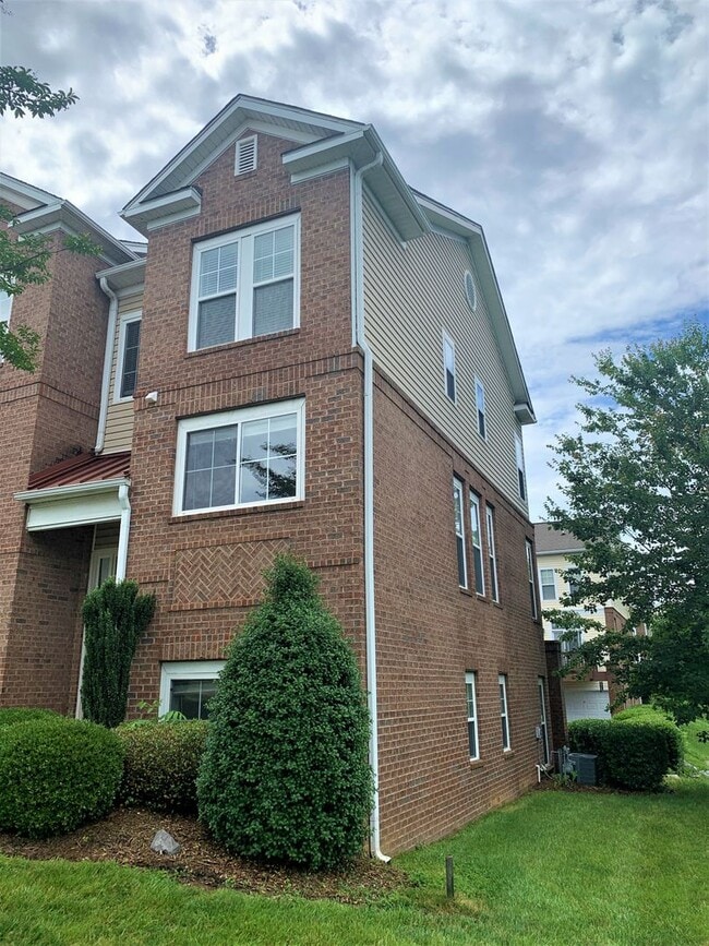 Building Photo - 9122 Vilandry Way