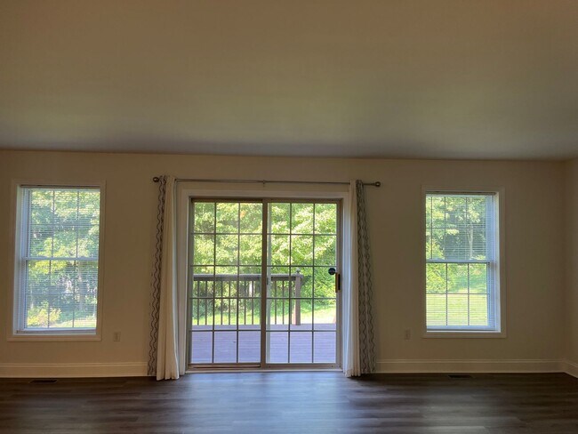 Building Photo - Lovely 3 Bedroom 2.5 Bath Townhouse