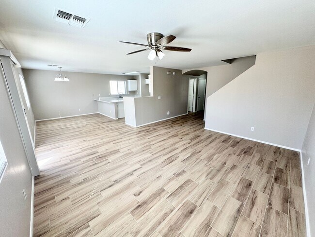 Foto del edificio - Remodeled 5 Bedroom/3 Bath Home. Upgraded Flooring & Kitchen!