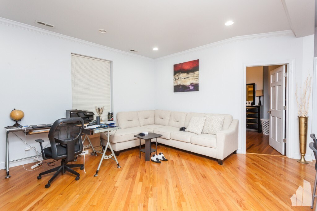 Primary Photo - 4102 W Addison St