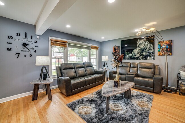 Foto del edificio - 737 E 157th Pl