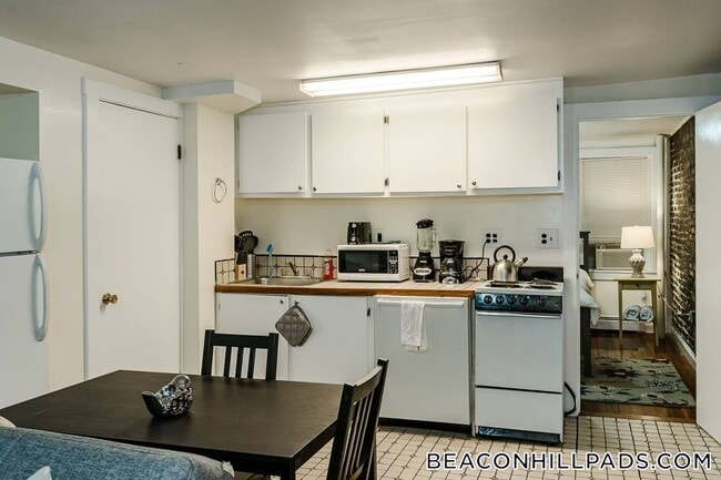 Building Photo - 72 Revere St