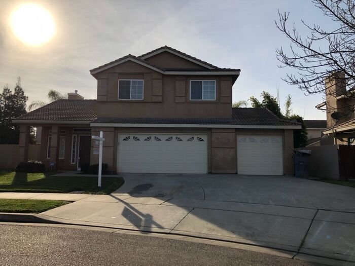 Primary Photo - Riverbank "Crossroads" 4 Bedroom 3 Bath + ...