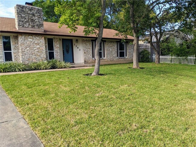 Building Photo - 1303 Shenandoah Dr