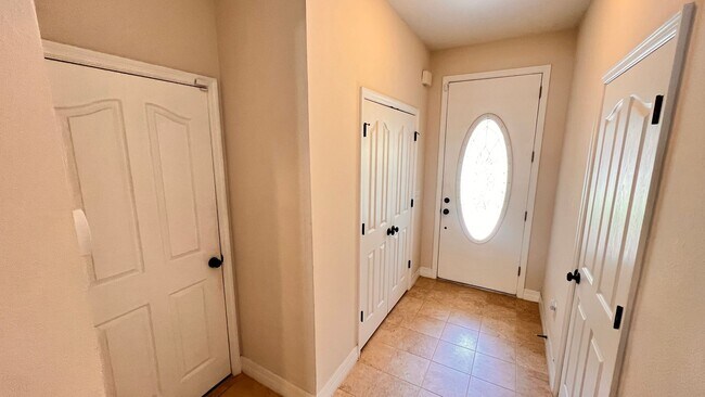 Foto del edificio - Charming 3-Bedroom Townhome in Oviedo – La...