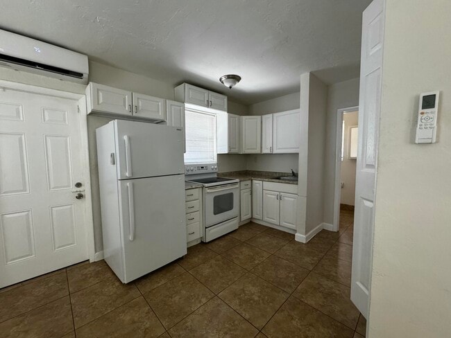 Building Photo - 1681 NE 51st Ct