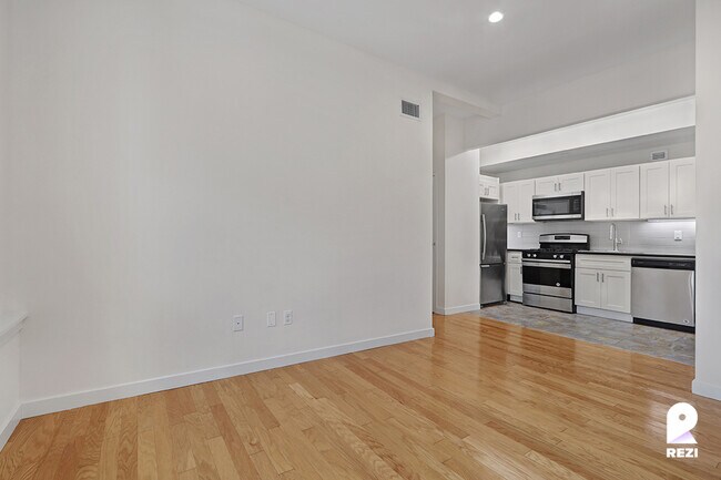 Building Photo - 33 Lincoln Rd