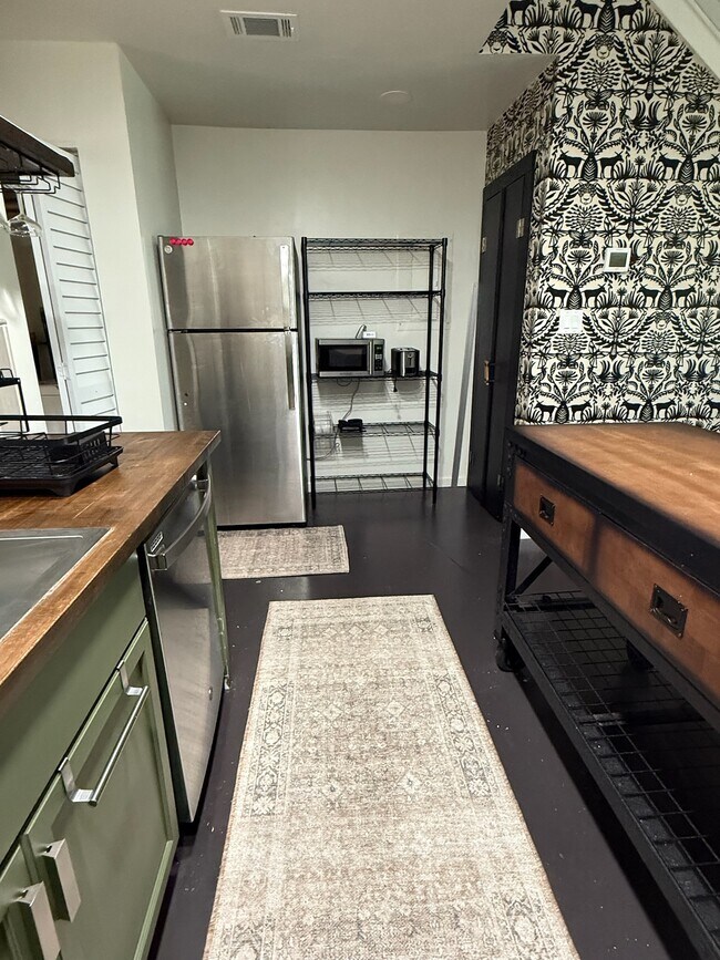 Building Photo - 301 S Lipona Rd