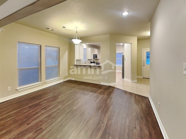 Foto del edificio - 504 Forest Glenn St