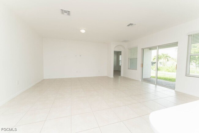 Building Photo - 526 SE 20th Ct