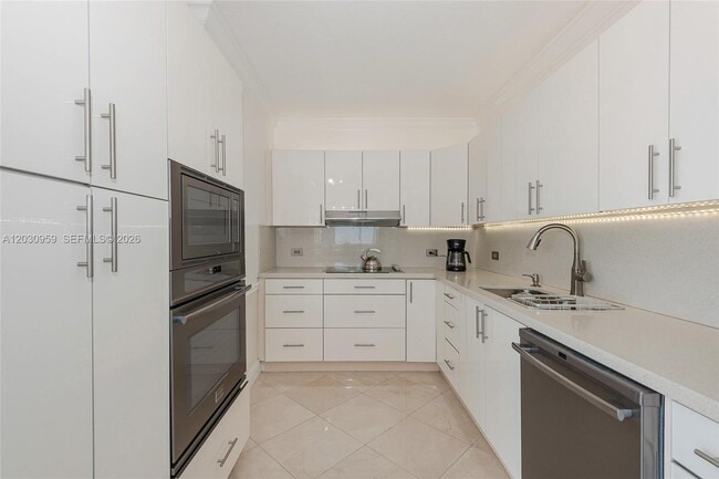 Building Photo - 8855 Collins Ave