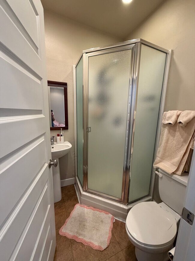 Foto del edificio - 608 E 2nd St