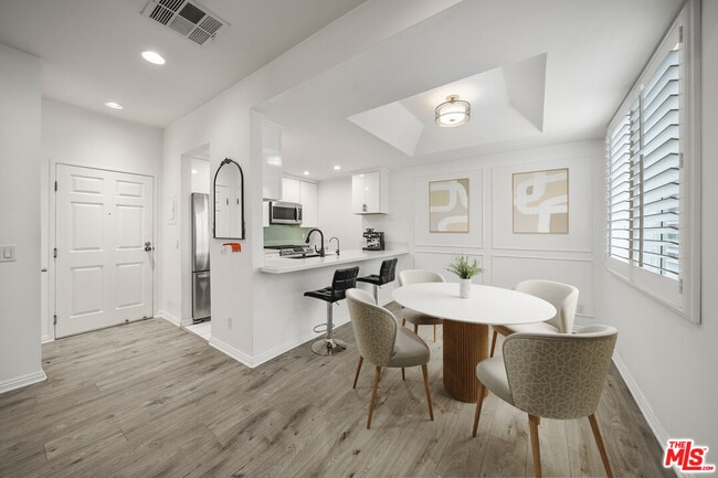 Building Photo - 812 N Hudson Ave