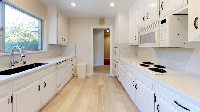 Building Photo - Room in 6 Bedroom Home at 1233 Levin Ave