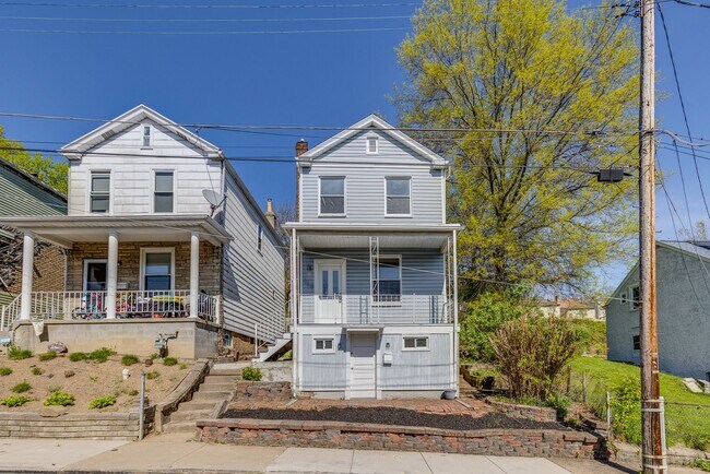 Building Photo - Available NOW - Spacious 2 Bedroom Home Mi...