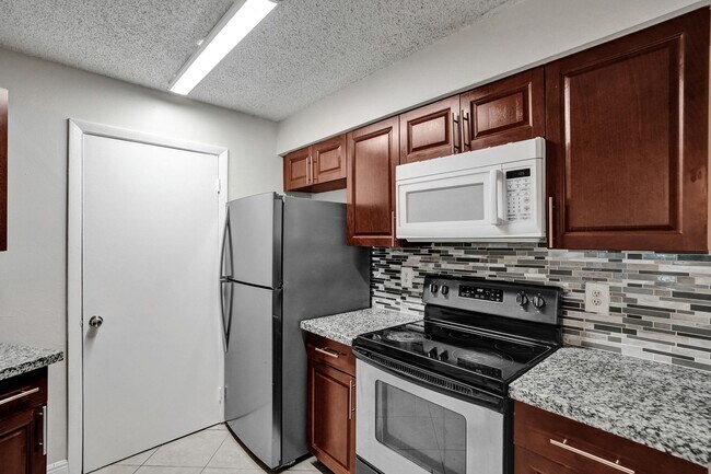 Foto del edificio - SPACIOUS 2 BED/2 BATH WITH BALCONY IN RESORT-STYLE COMMUNITY!