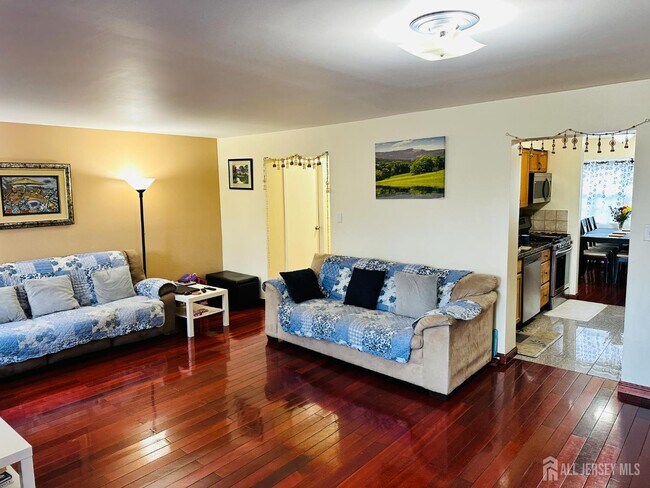 Foto del edificio - 811 Maple Hill Dr