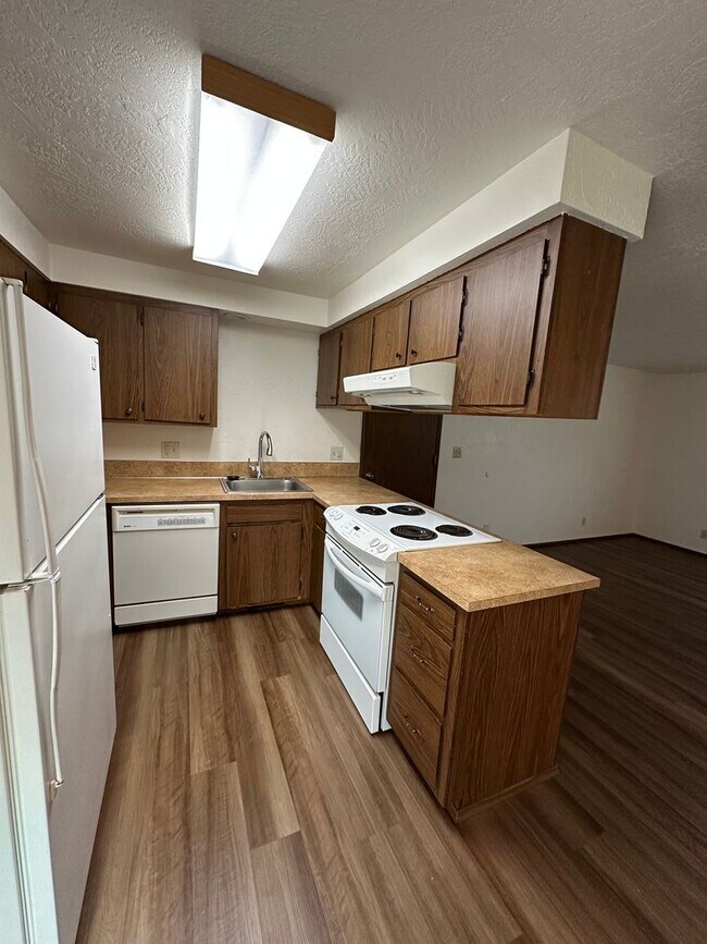 Building Photo - Nice clean unit of a duplex with a 1-car g...