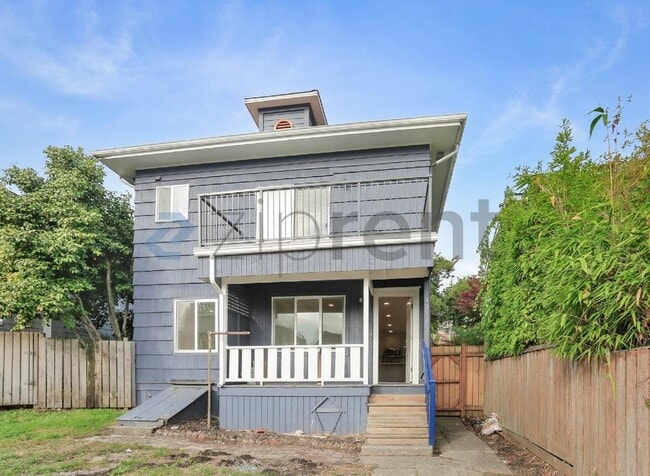 Building Photo - Unit B