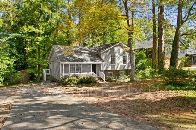Building Photo - 305 Golf Course Dr
