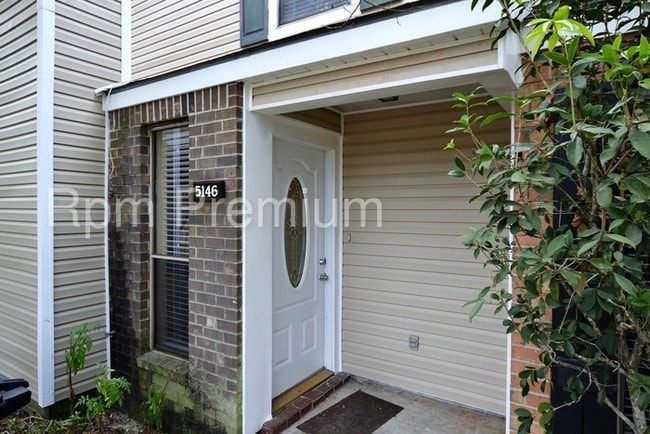 Building Photo - 5146 Sleepy Hollow Dr