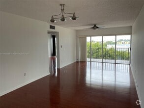Building Photo - 9180 Fontainebleau Blvd
