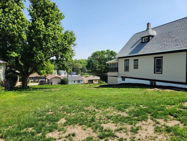 Building Photo - 3/2/1 Newly remodeled, near saddle creek, ...
