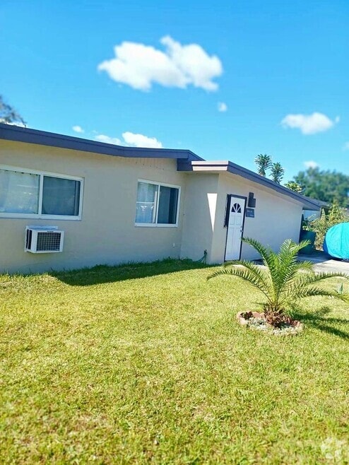 front lawn & view - 4216 SW 51st St