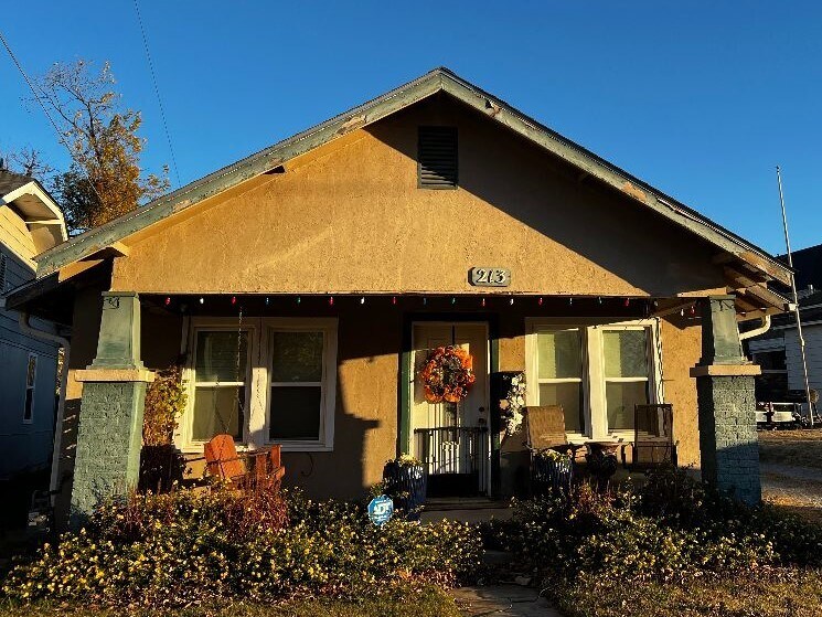 Primary Photo - 213 E Ayers St