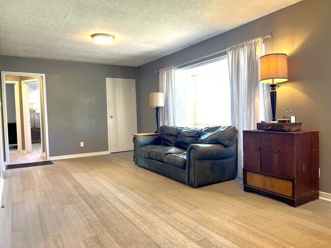 Foto del edificio - *Maryville 37804 - Charming 2 bedroom, 1 bath Brick Rancher with a 1-car garage - Call Adam Sharp...