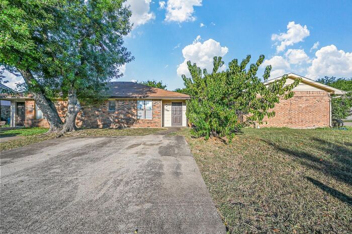 Foto principal - Two Bedroom Duplex For Rent in Cedar Hill.