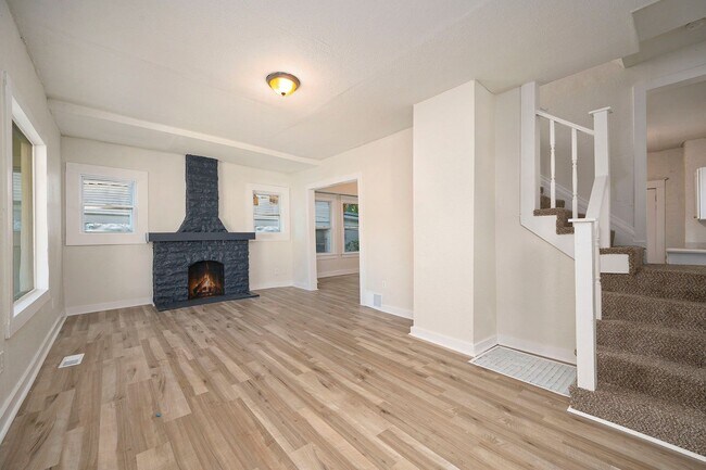 Foto del edificio - 5 Bedroom Home Near Central Park and Centr...