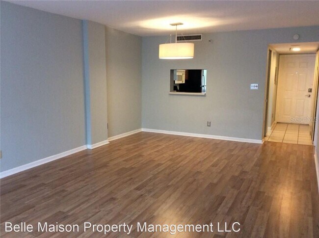 Building Photo - 1 br, 1.5 bath House - 201 W Laurel St #304