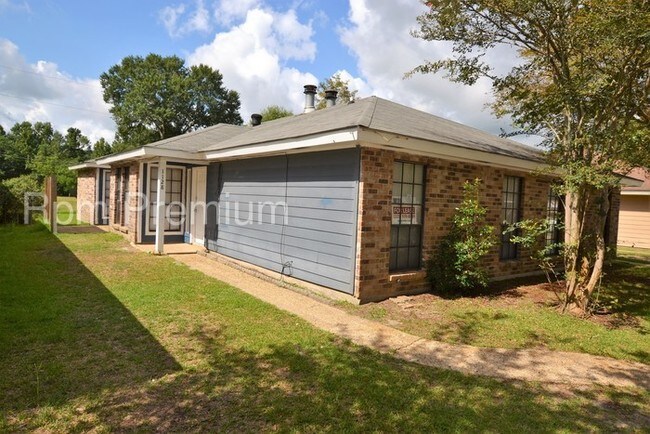 Foto del edificio - 1128 Willow Creek Dr
