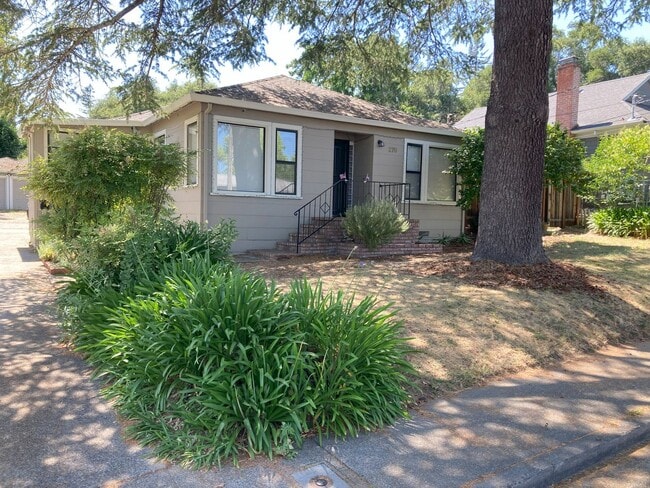 Building Photo - Beautiful Home Walking Distance To Town an...