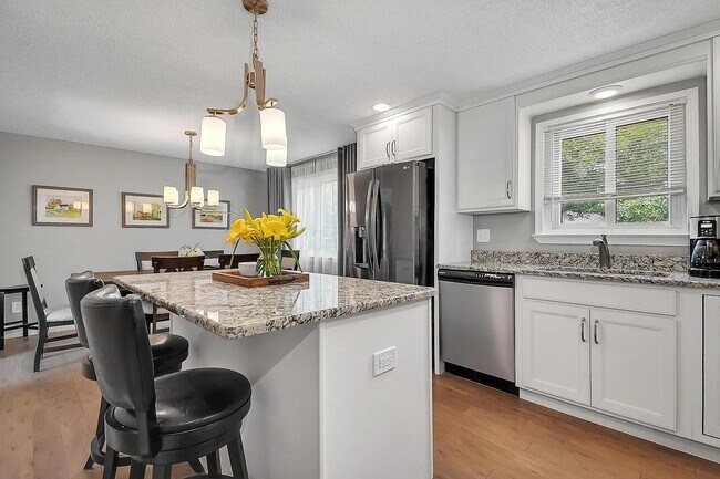 Foto del edificio - 6880 Gray Gables Ln